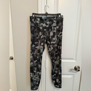Athleta Lightning Camo 7/8 Tights - Green Camo